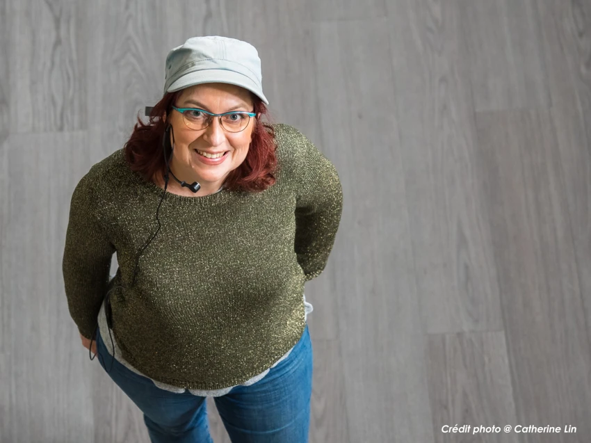 Stéphanie Schmitt, souriante, avec son micro de scène